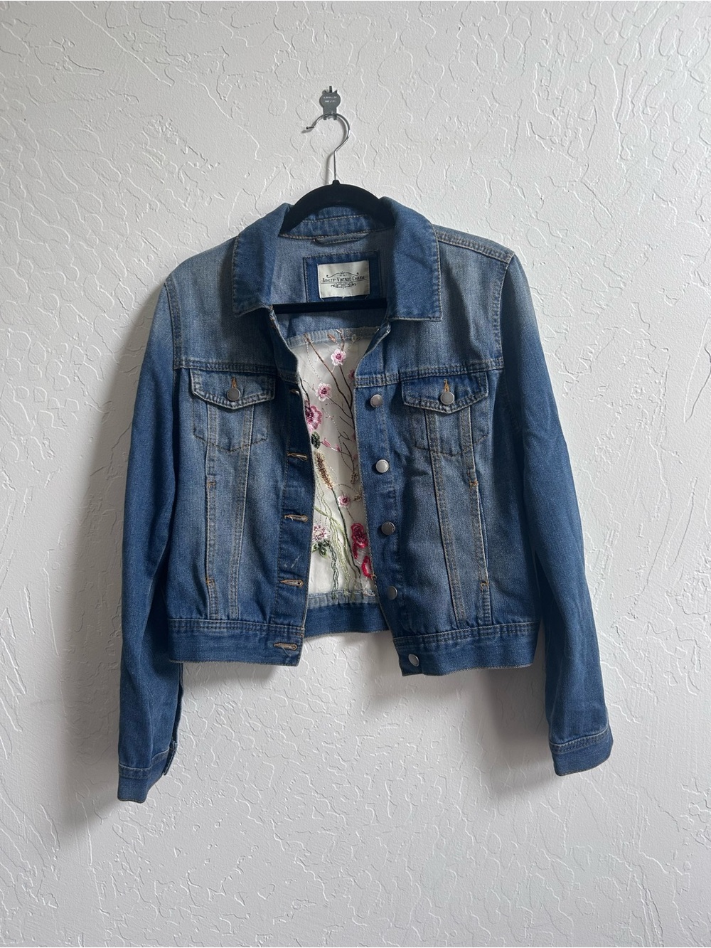 Women’s M upcycled Blue Denim Crop Jacket with Floral Embroidered Back Panel - Picture 2 of 11